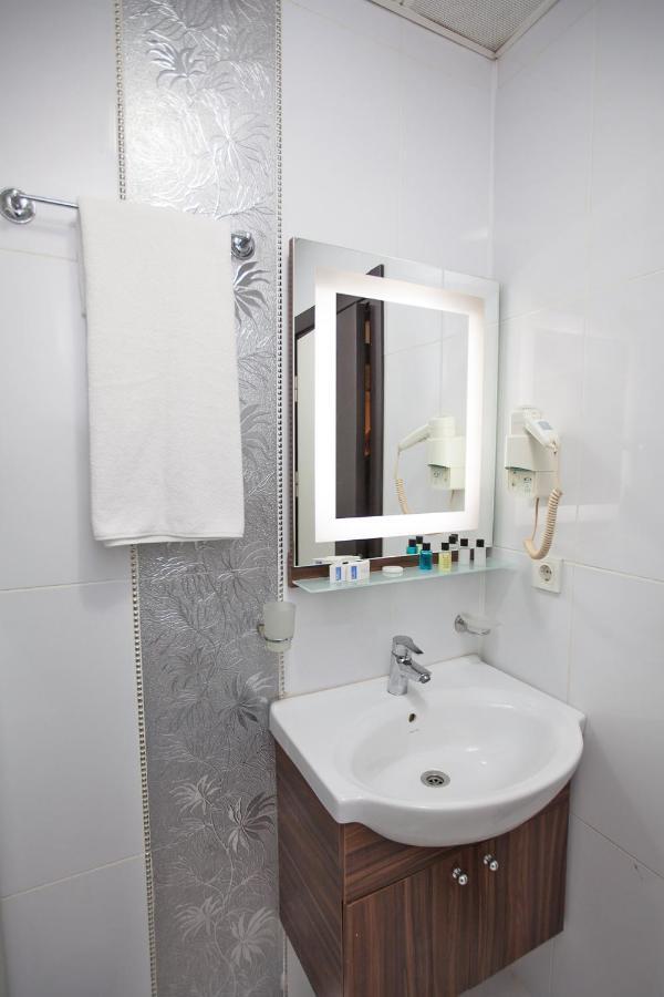 Hotel Bulvar Истанбул Екстериор снимка